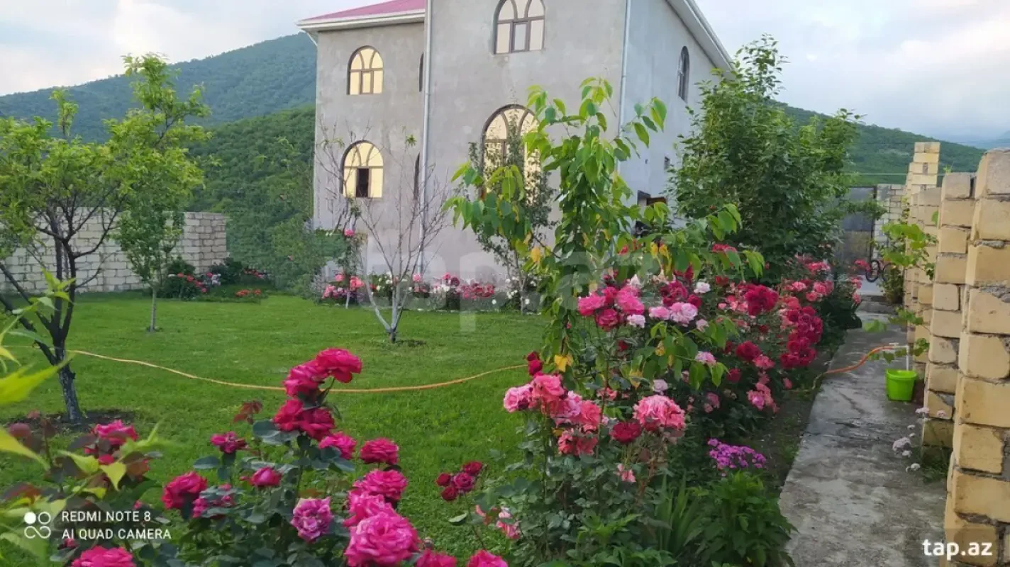 Satılır 9 otaqlı həyət evi 220 m²