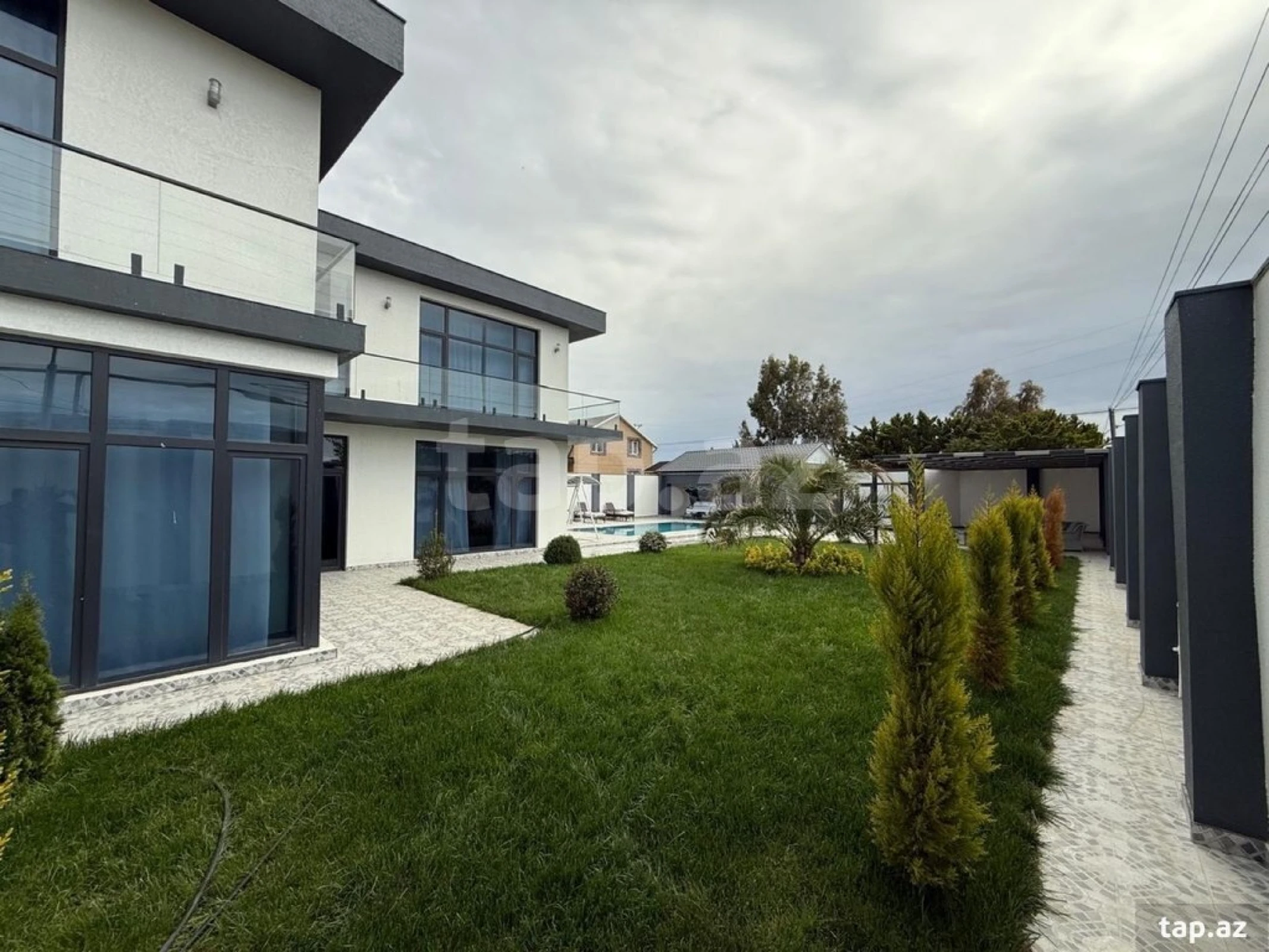 Satılır 5 otaqlı həyət evi