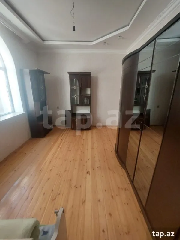 Satılır 6 otaqlı həyət evi