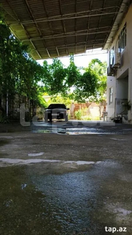 Satılır 11 otaqlı həyət evi