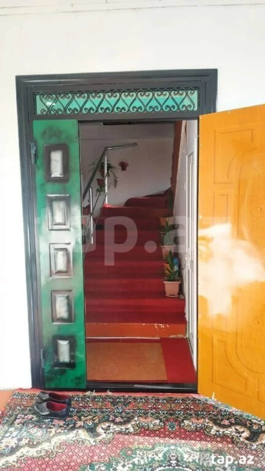 Satılır 11 otaqlı həyət evi