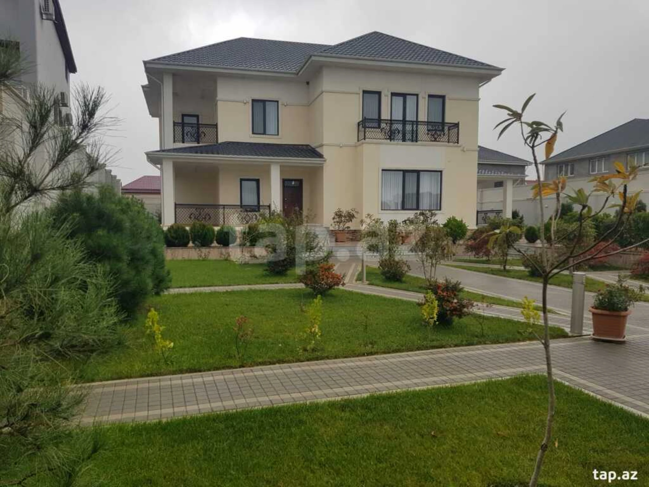 Satılır 6 otaqlı həyət evi