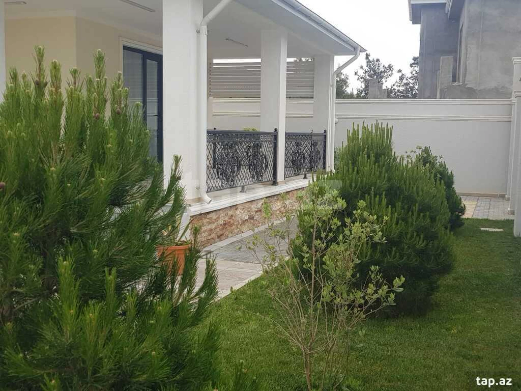 Satılır 6 otaqlı həyət evi