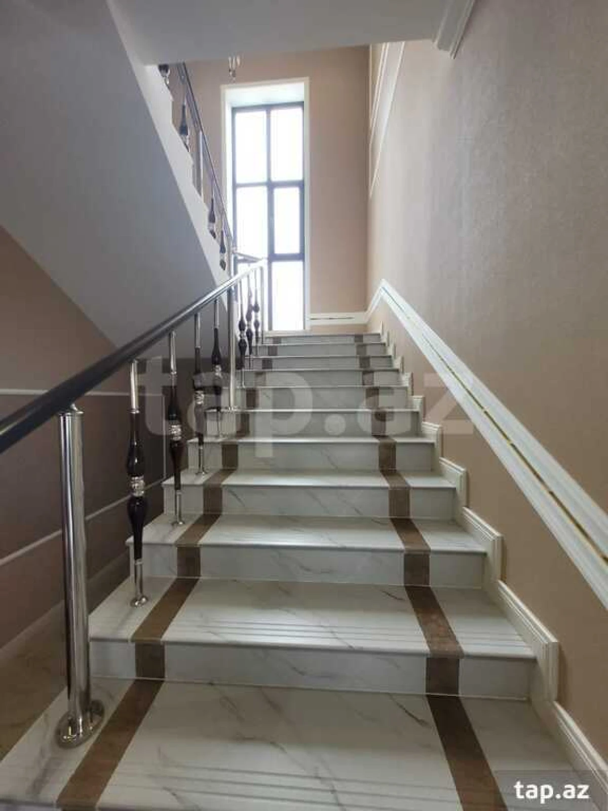 Satılır 6 otaqlı həyət evi