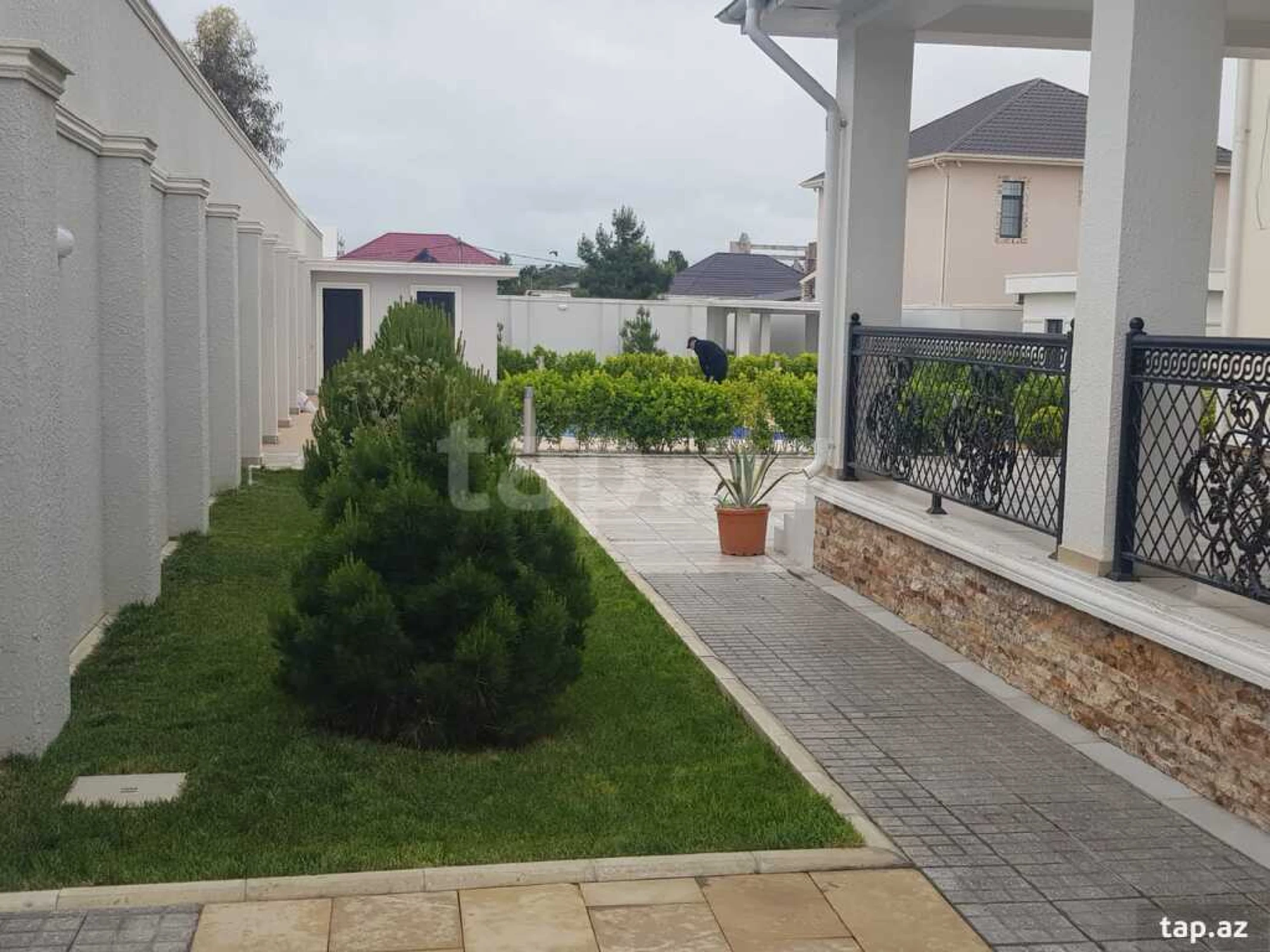 Satılır 6 otaqlı həyət evi