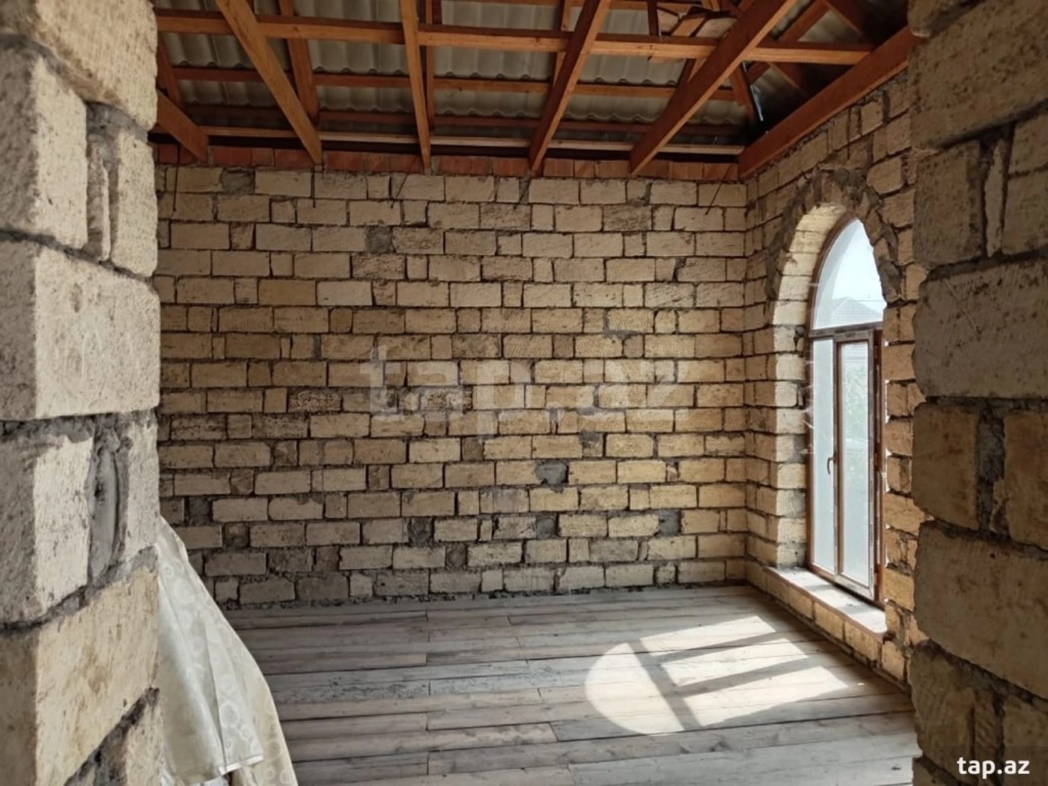 Satılır 6 otaqlı həyət evi