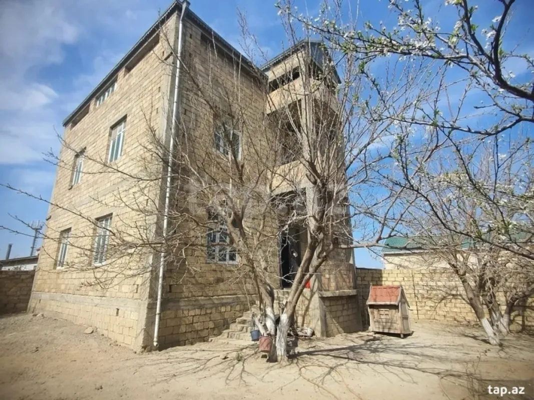 Satılır 6 otaqlı həyət evi