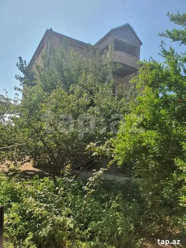 Satılır 6 otaqlı həyət evi