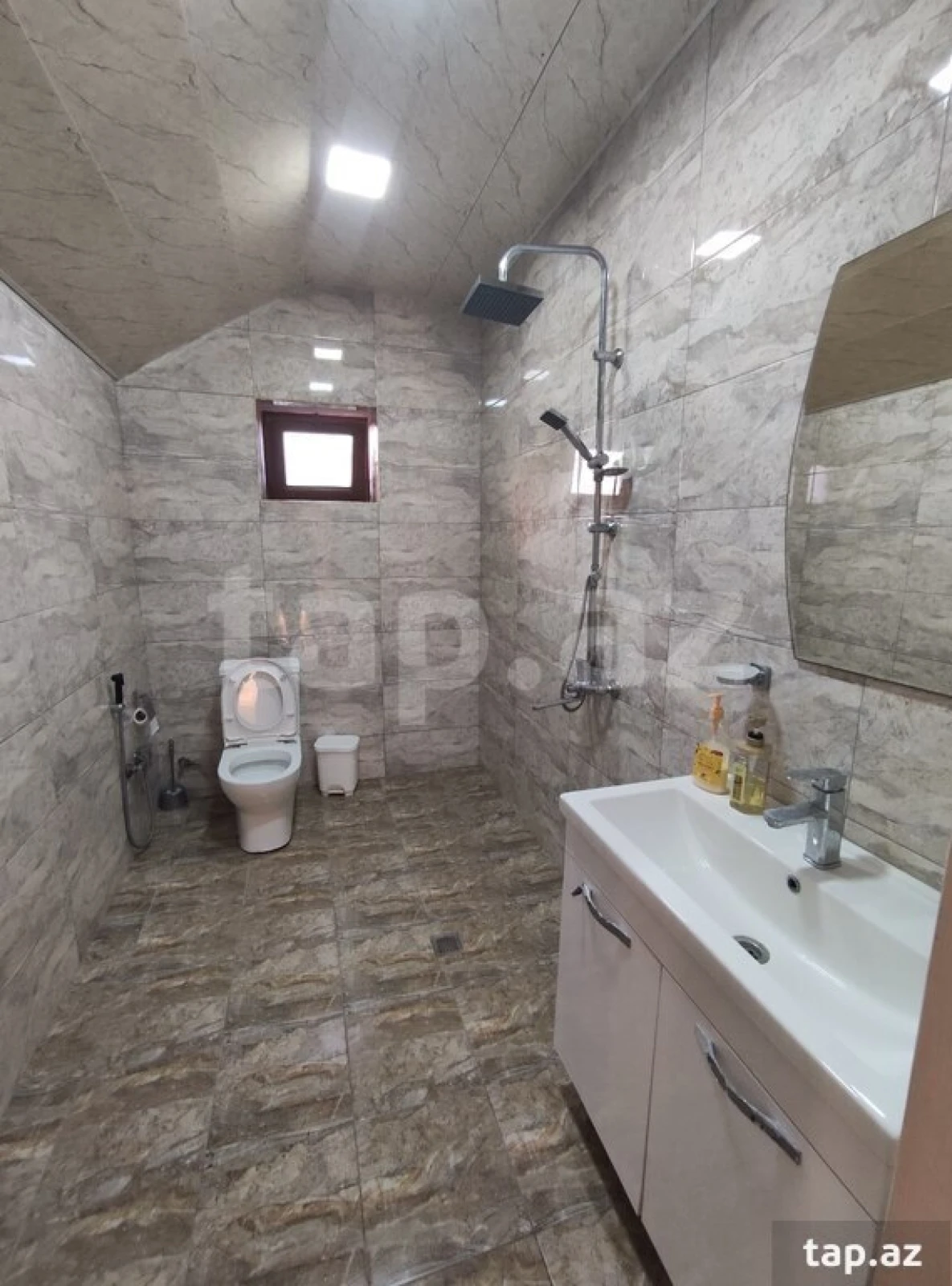 Satılır 6 otaqlı həyət evi