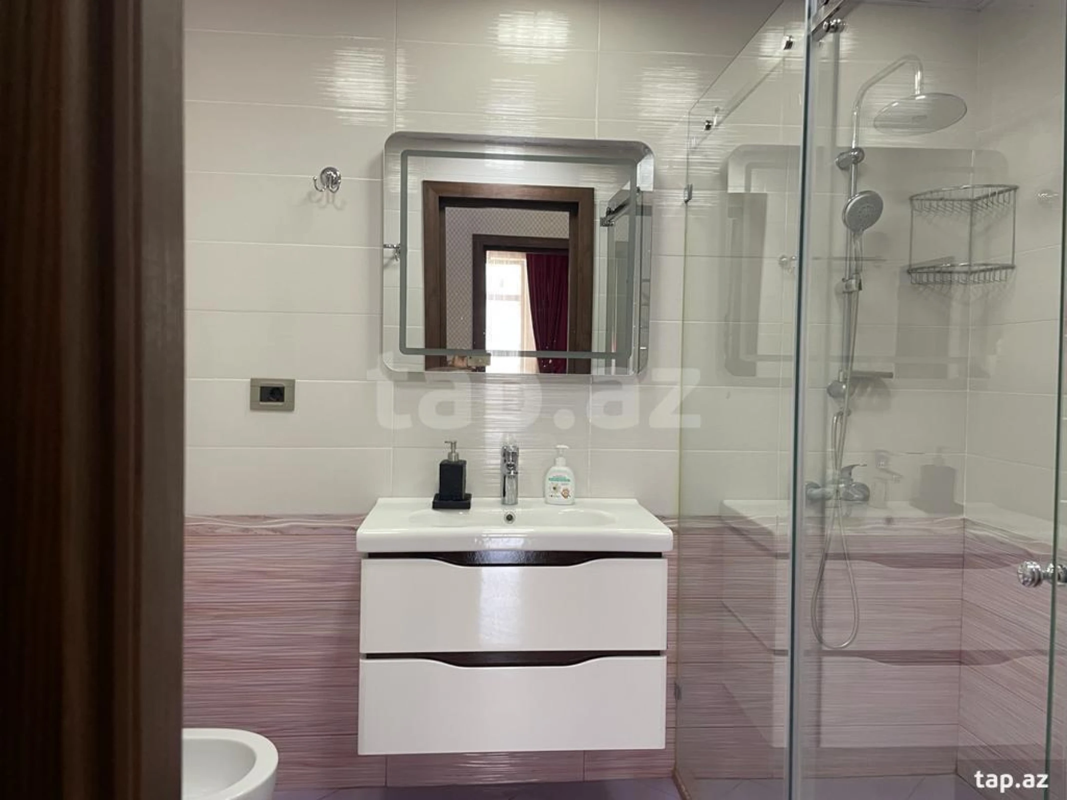 Kirayə verilir 3 otaqlı yeni tikili 145 m²