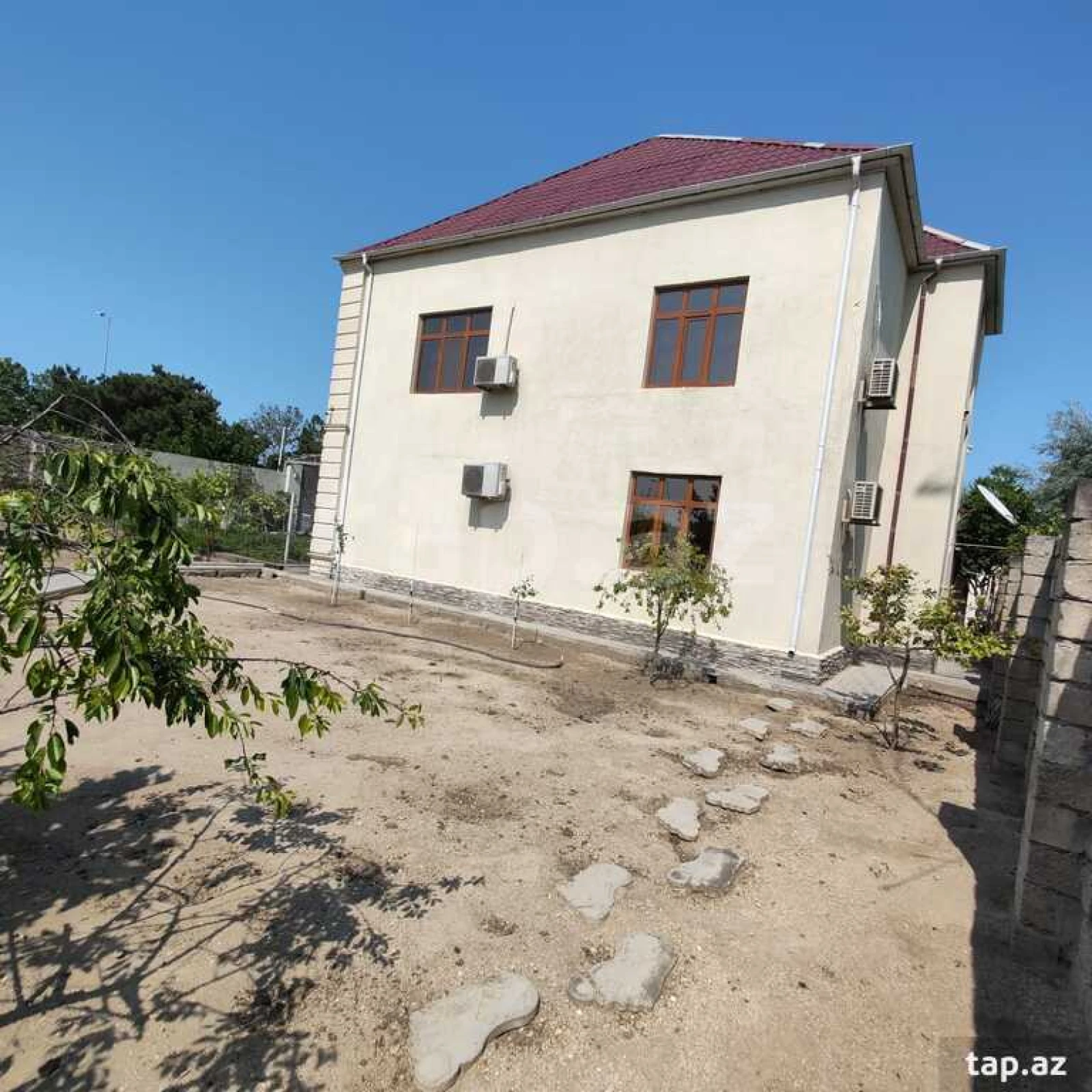 Satılır 5 otaqlı həyət evi