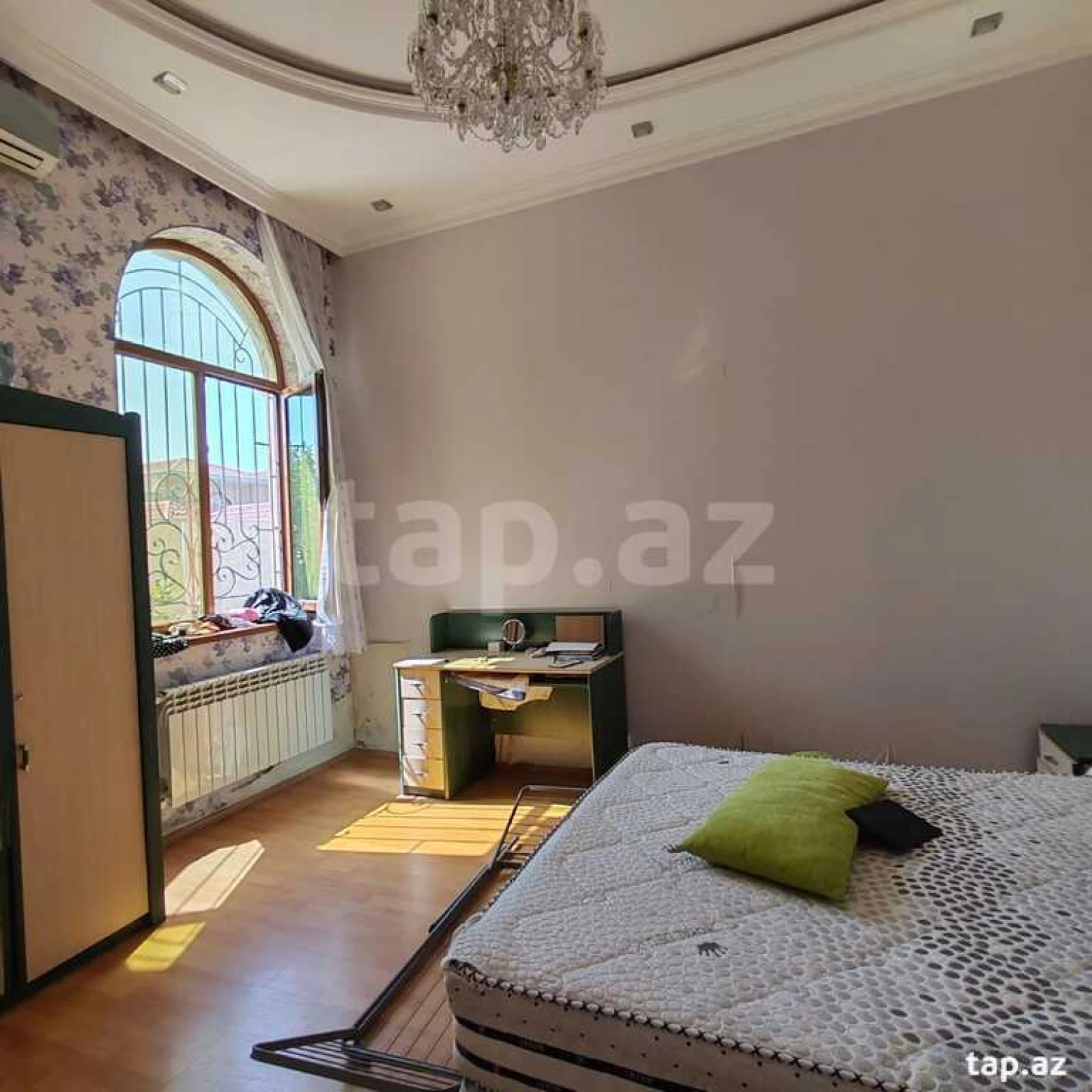 Satılır 8 otaqlı həyət evi