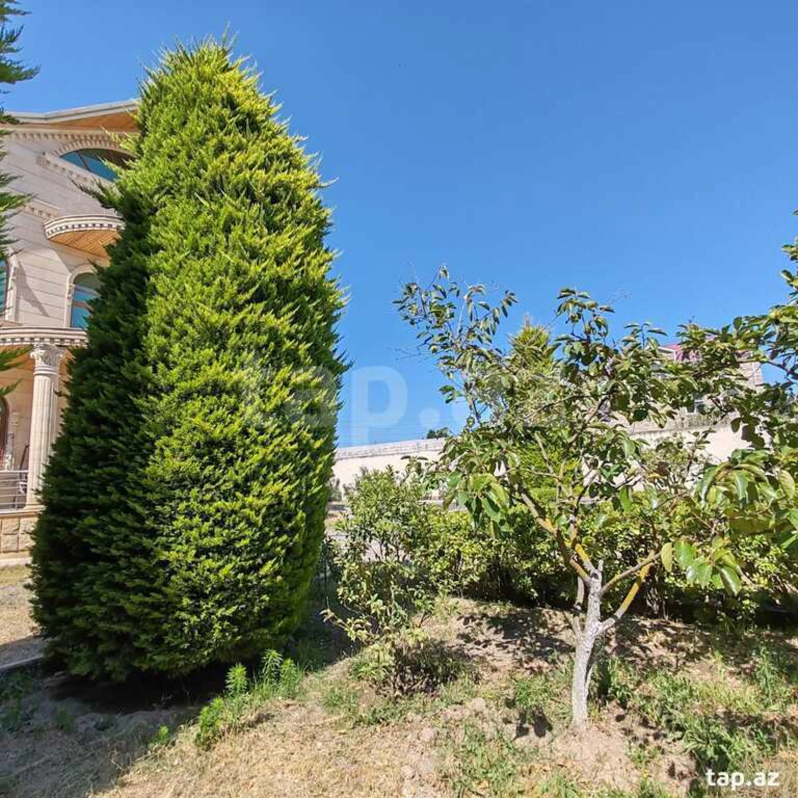 Satılır 8 otaqlı həyət evi