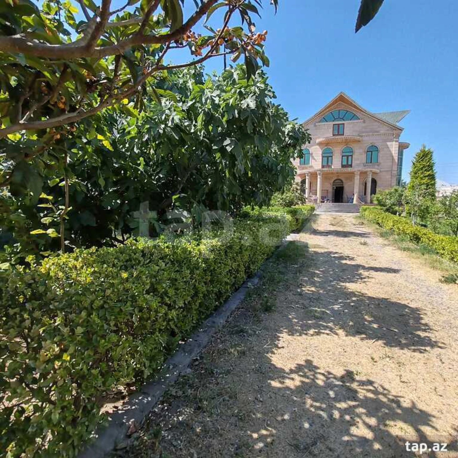 Satılır 8 otaqlı həyət evi