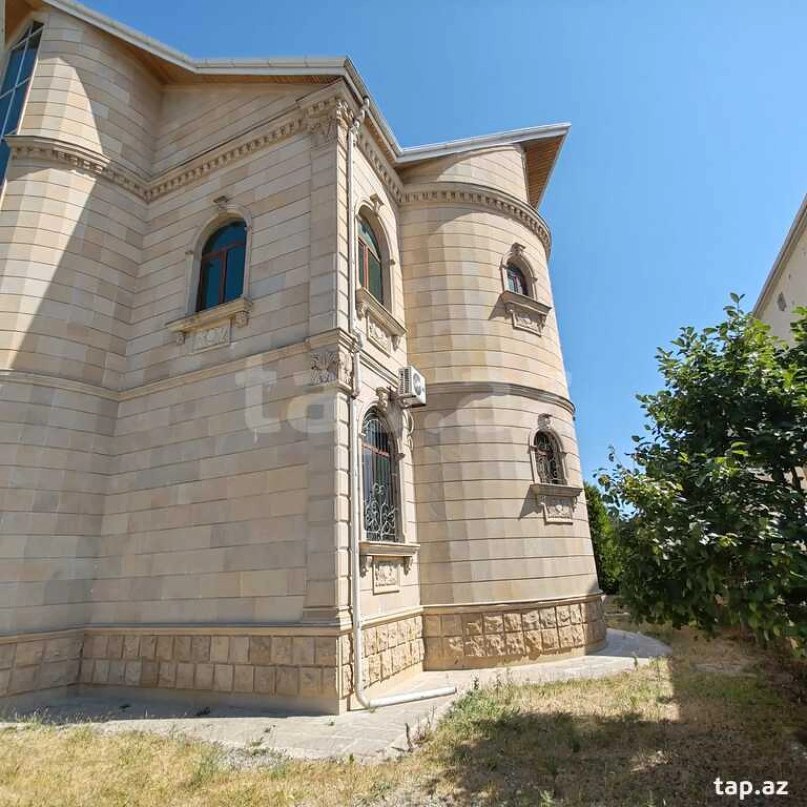 Satılır 8 otaqlı həyət evi