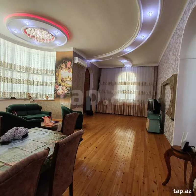 Satılır 8 otaqlı həyət evi