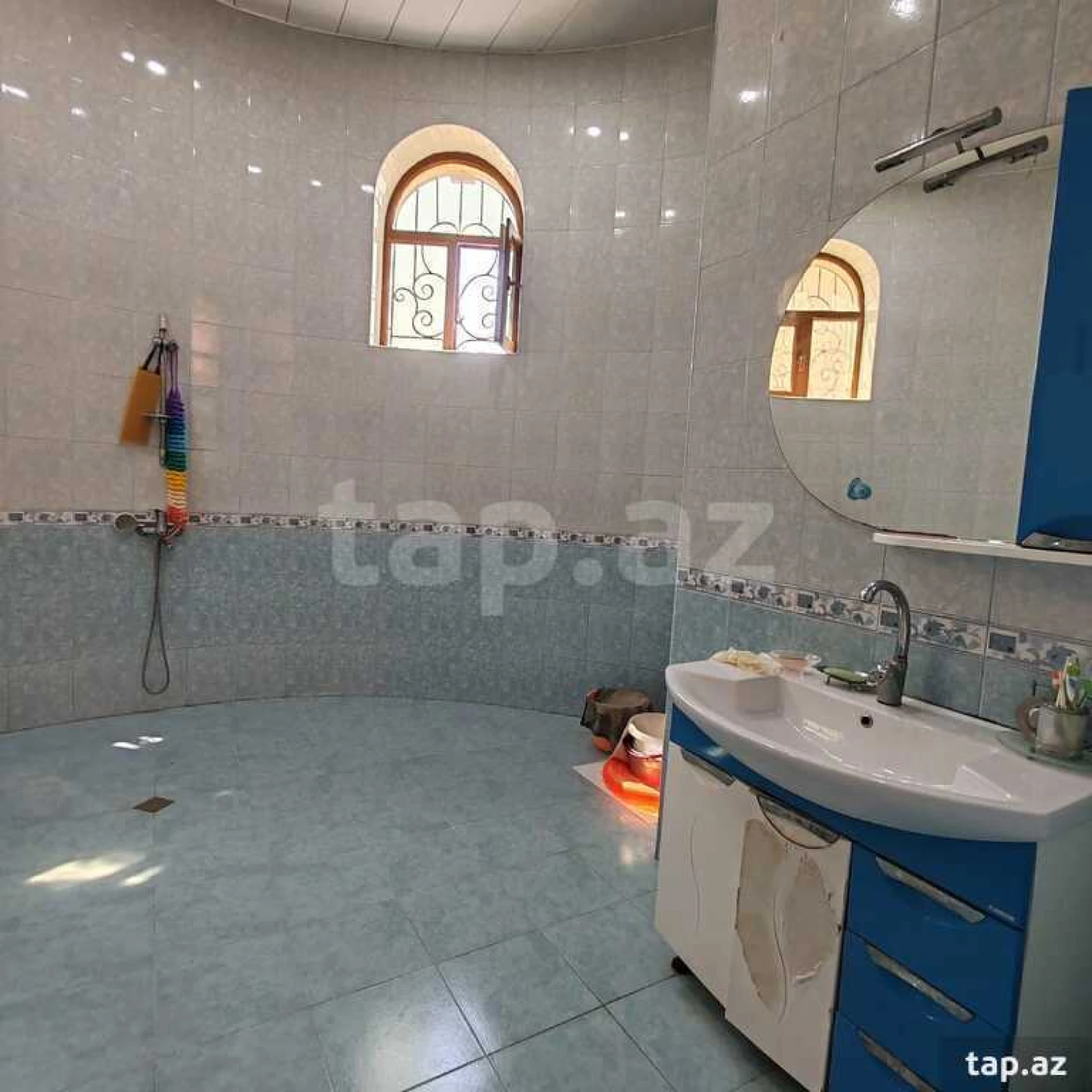 Satılır 8 otaqlı həyət evi