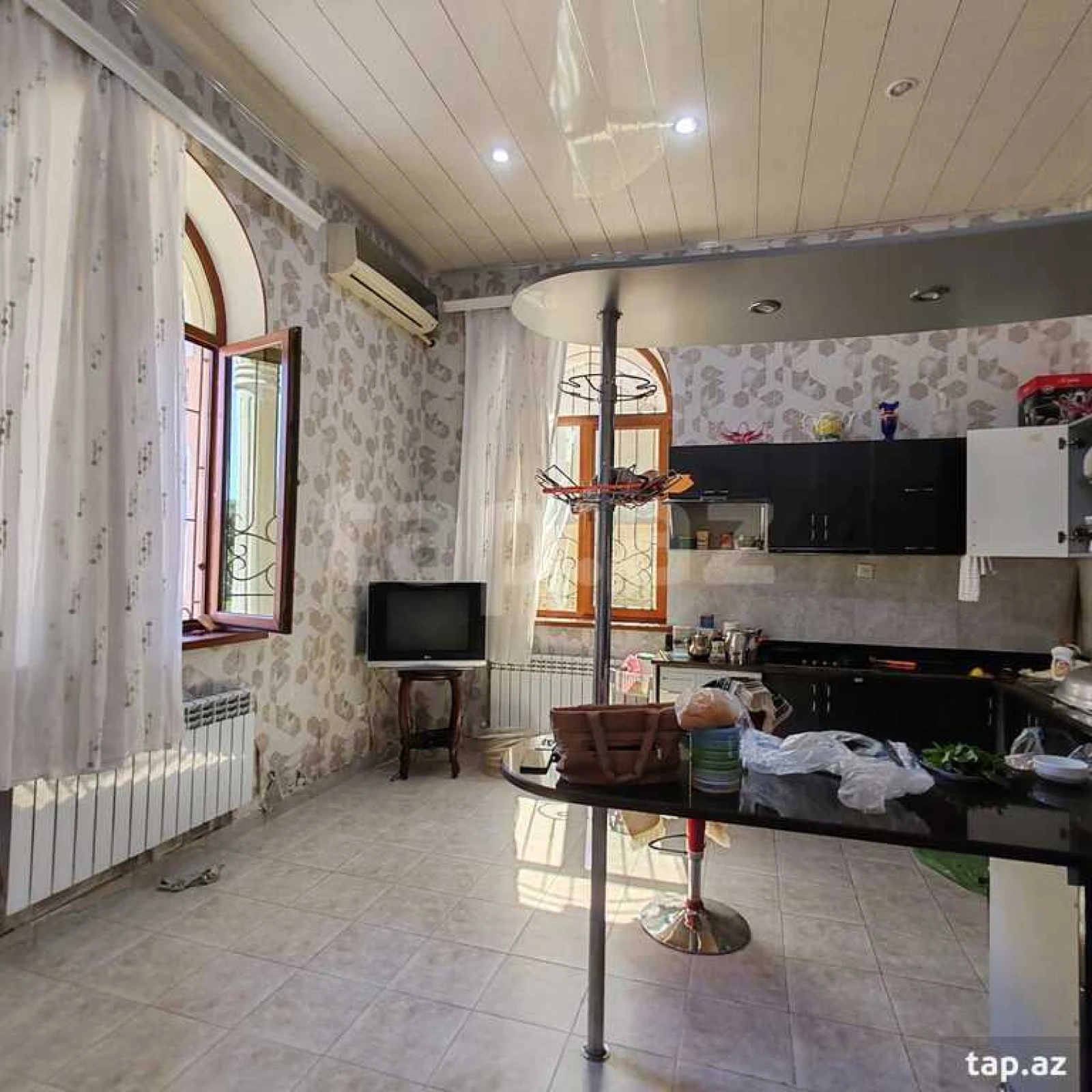 Satılır 8 otaqlı həyət evi