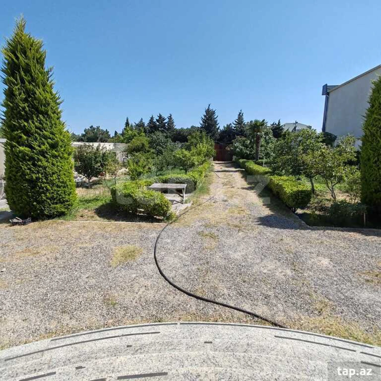 Satılır 8 otaqlı həyət evi