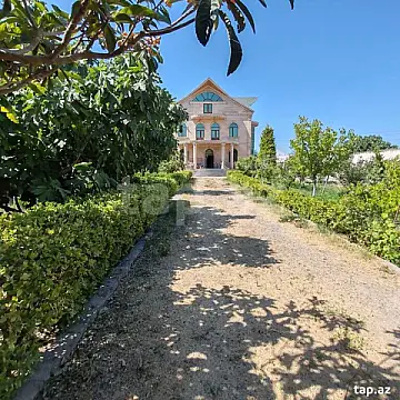 Satılır 8 otaqlı həyət evi