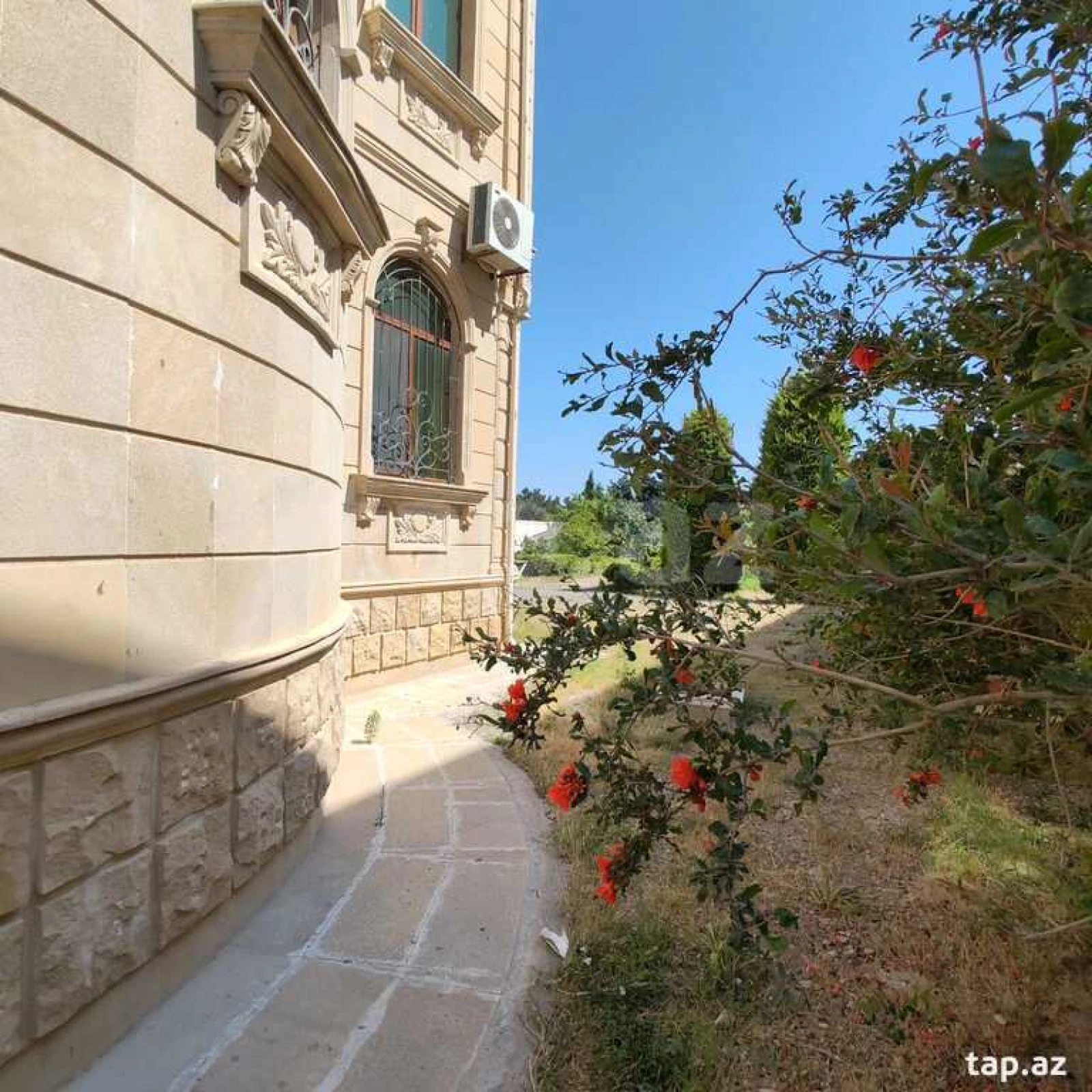 Satılır 8 otaqlı həyət evi