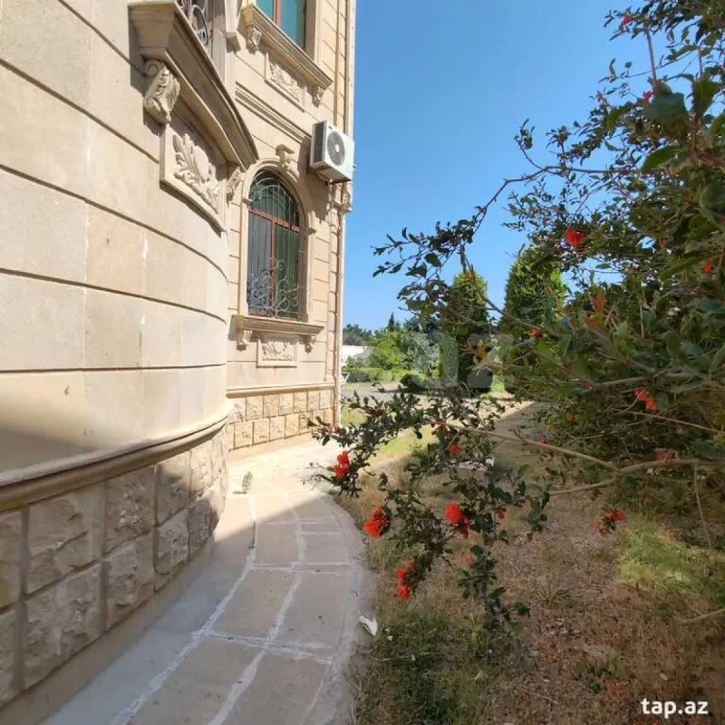 Satılır 8 otaqlı həyət evi