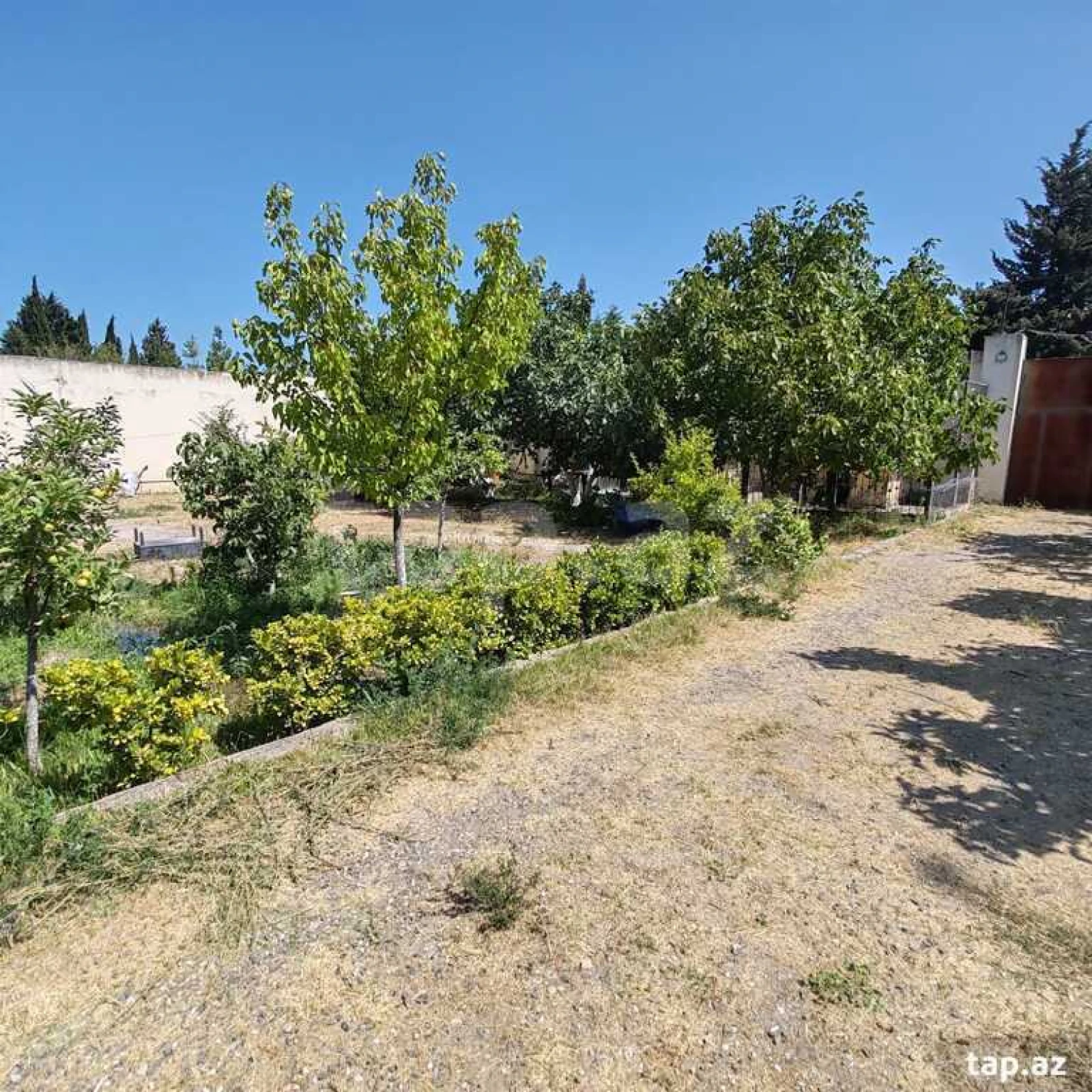 Satılır 8 otaqlı həyət evi