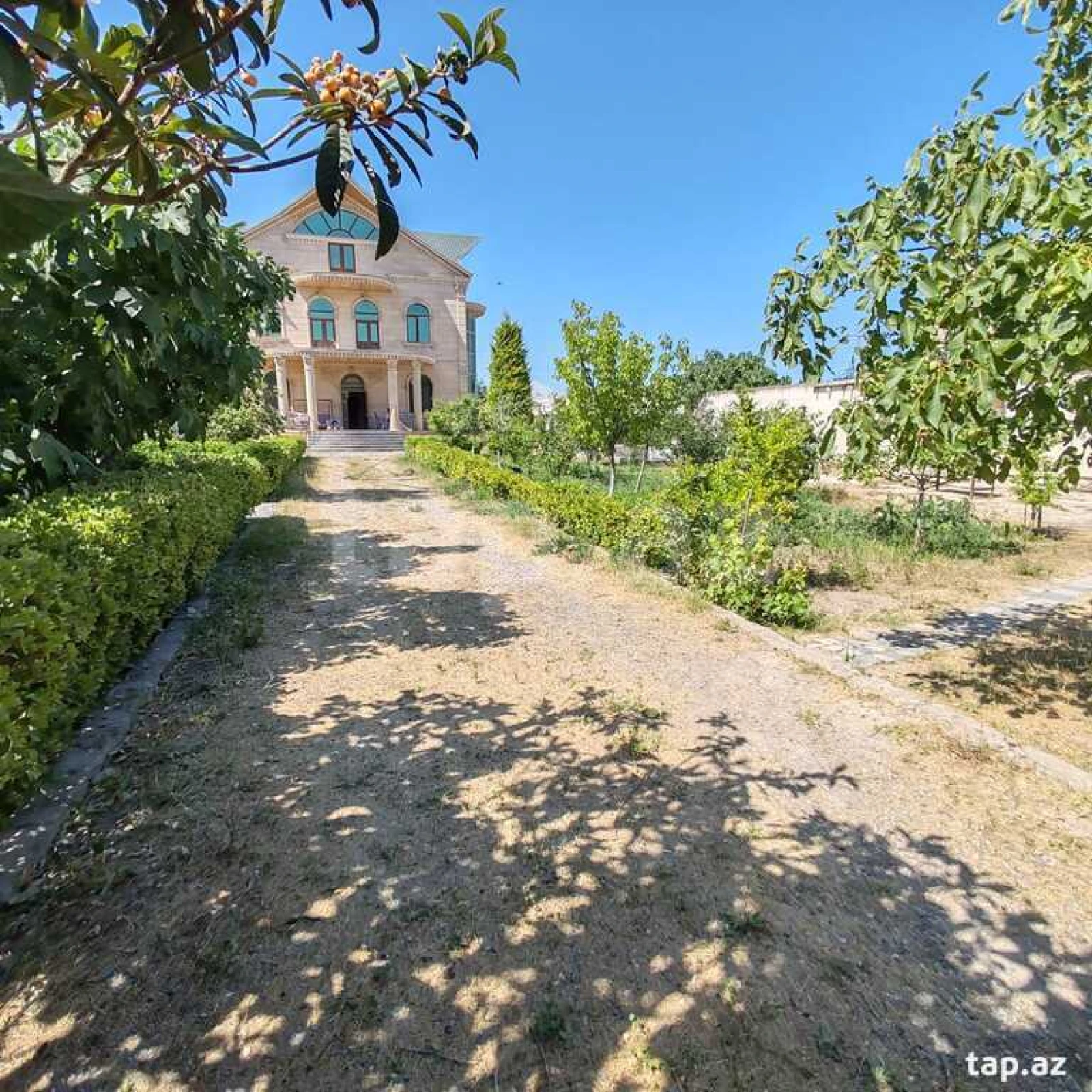 Satılır 8 otaqlı həyət evi