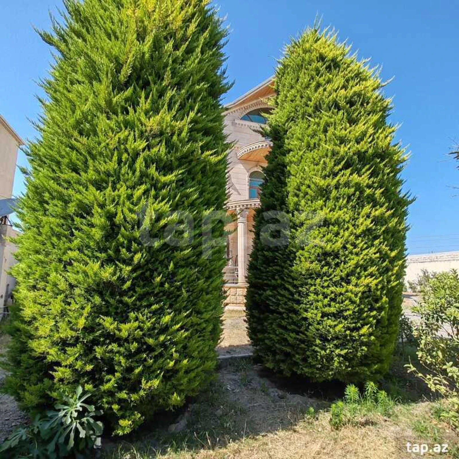 Satılır 8 otaqlı həyət evi