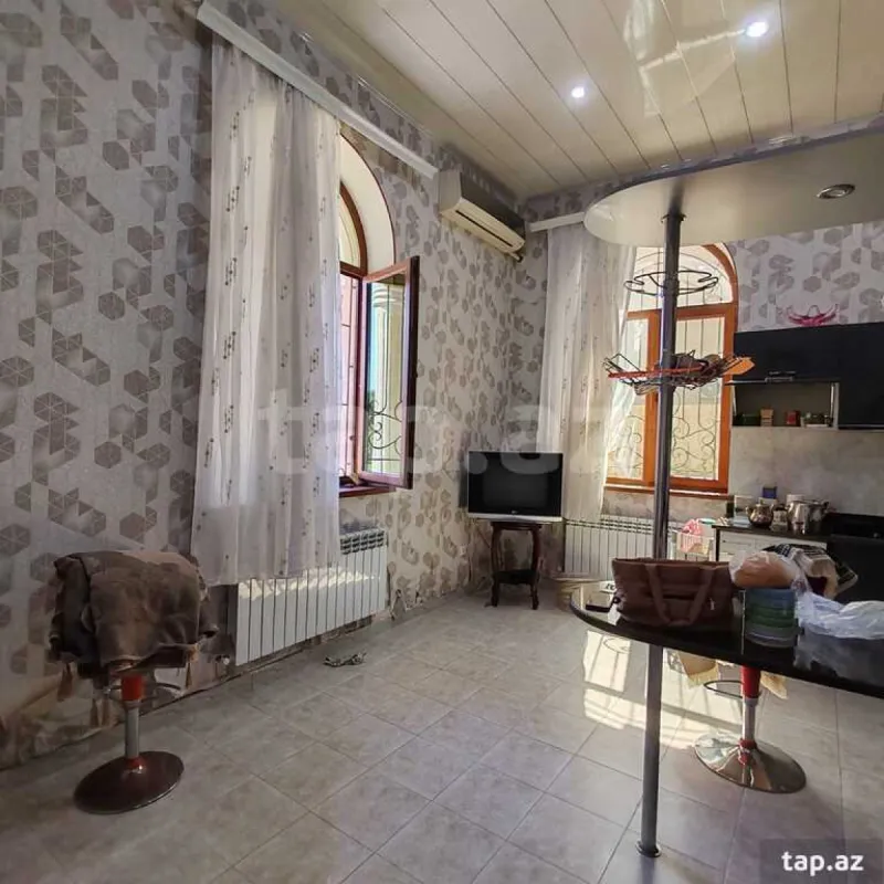 Satılır 8 otaqlı həyət evi