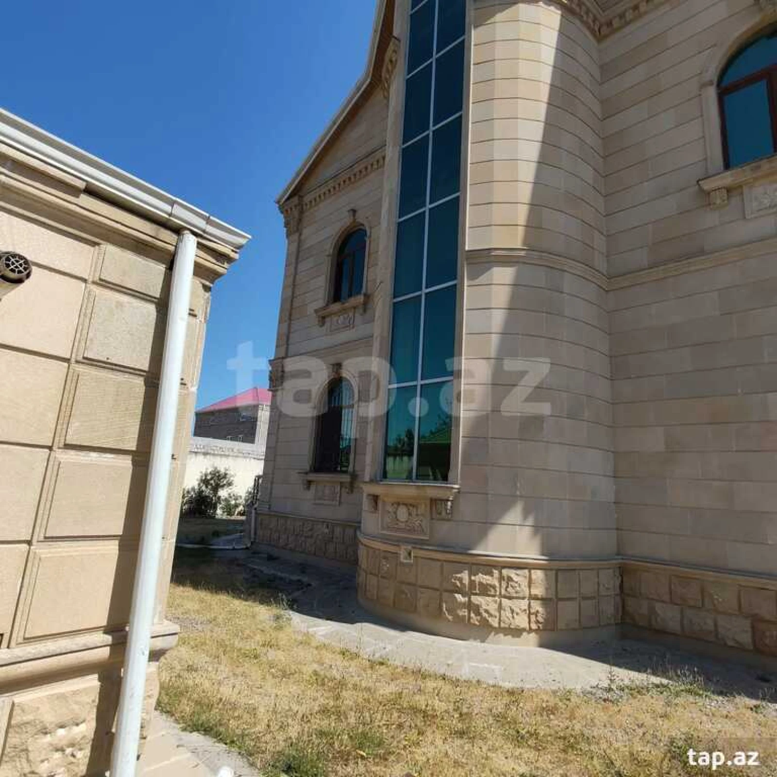 Satılır 8 otaqlı həyət evi