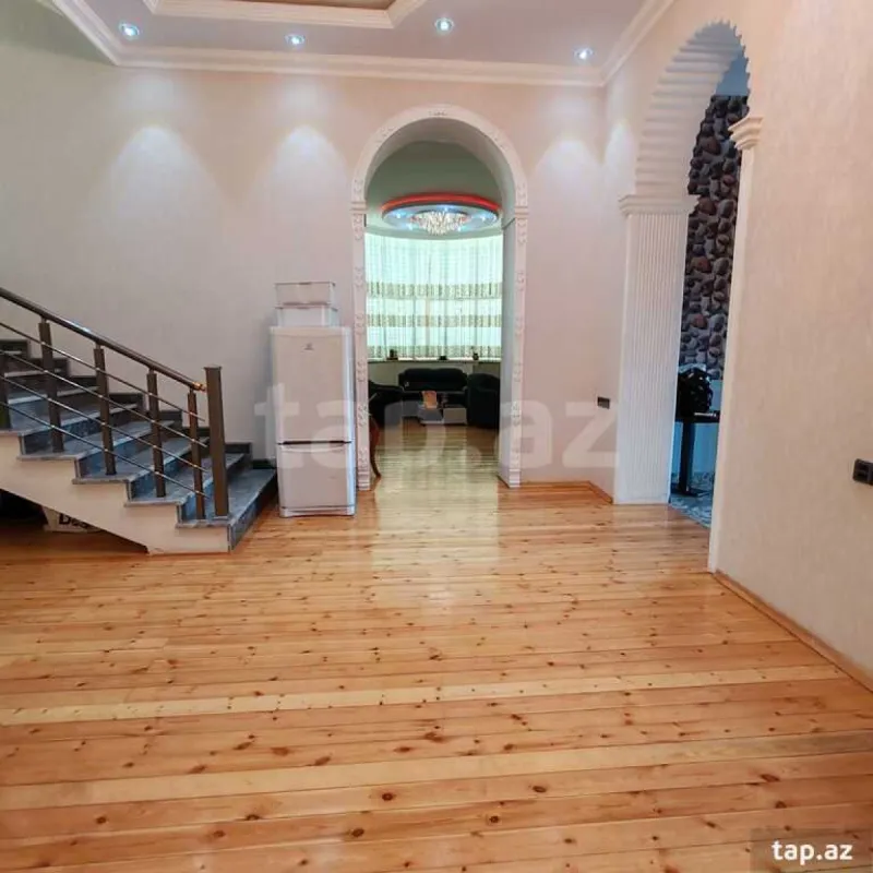 Satılır 8 otaqlı həyət evi
