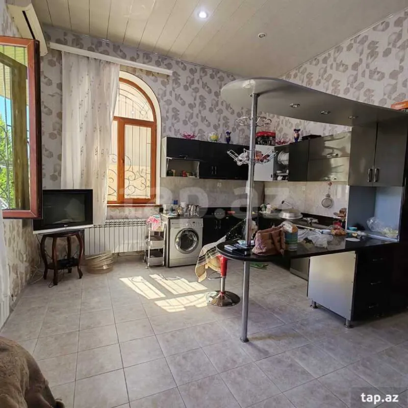 Satılır 8 otaqlı həyət evi