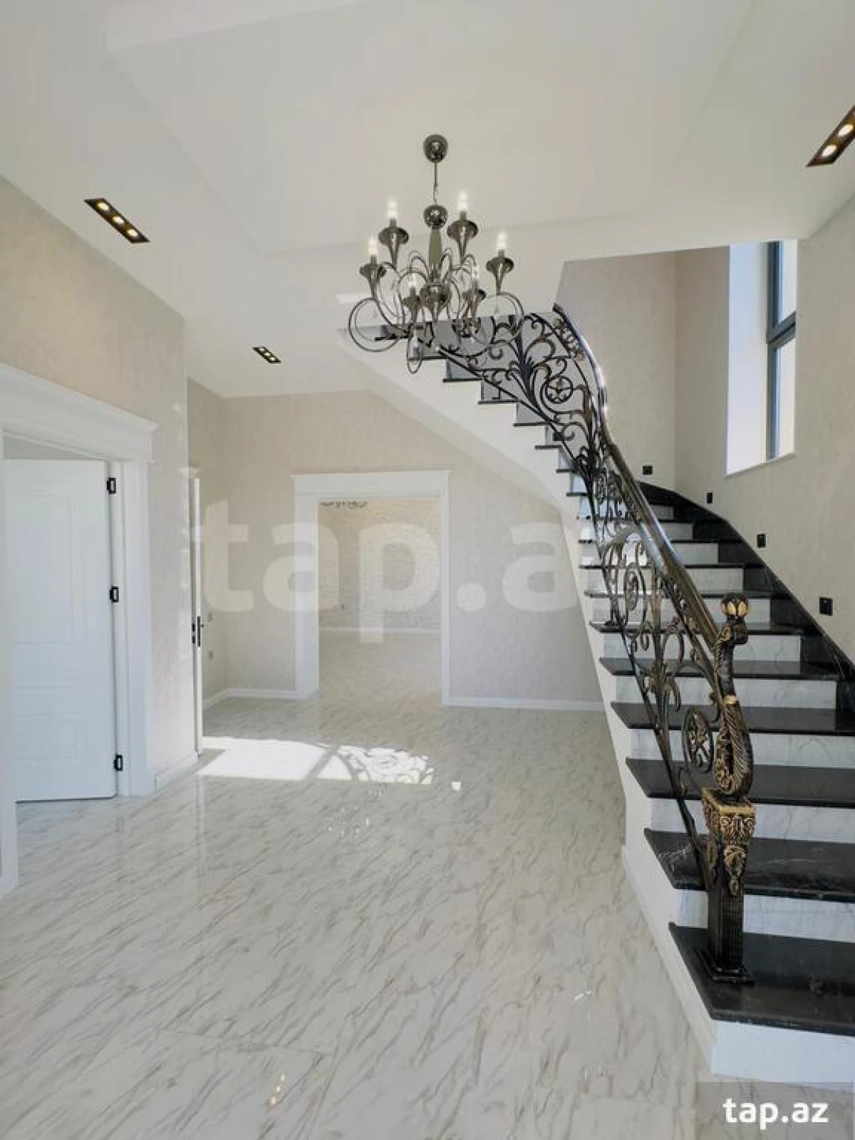 Satılır 5 otaqlı həyət evi