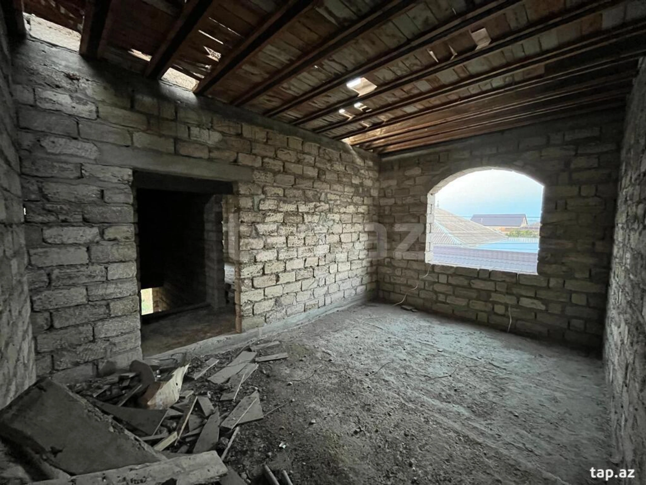 Satılır 8 otaqlı həyət evi