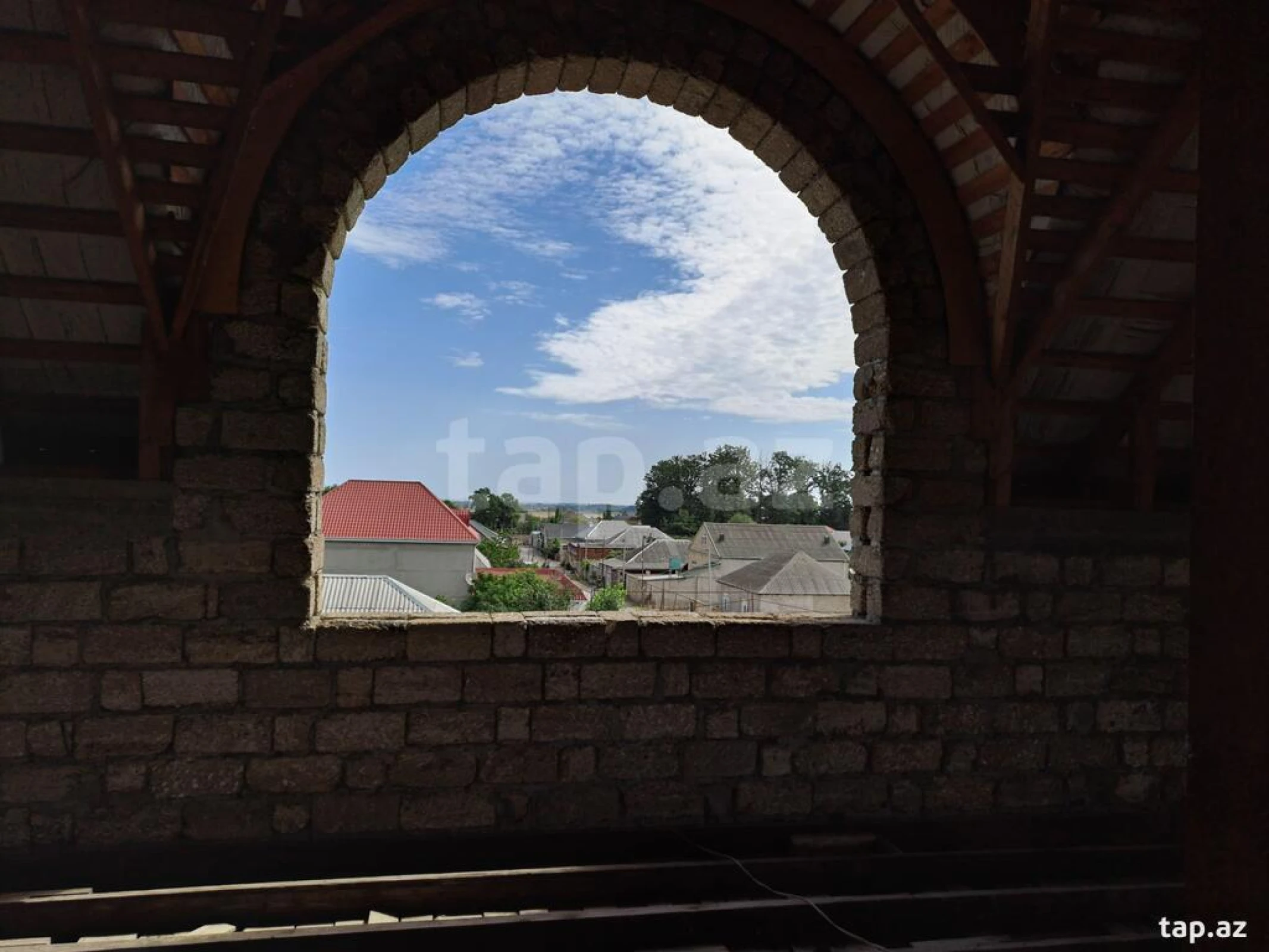 Satılır 8 otaqlı həyət evi