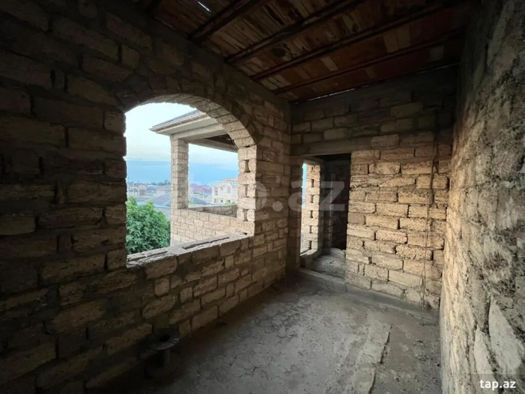 Satılır 8 otaqlı həyət evi