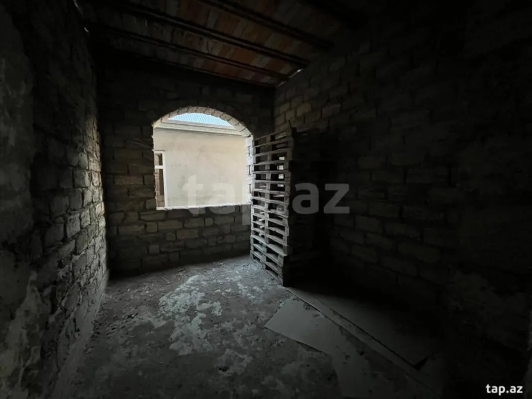 Satılır 8 otaqlı həyət evi