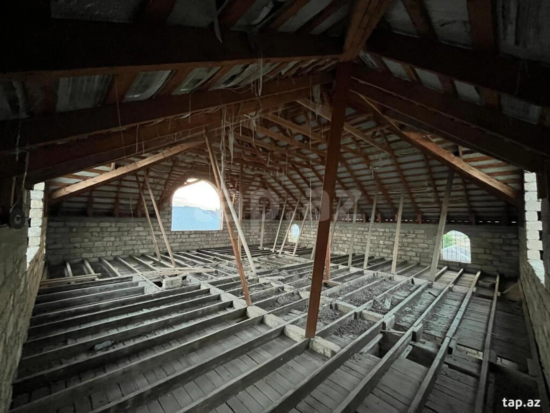 Satılır 8 otaqlı həyət evi