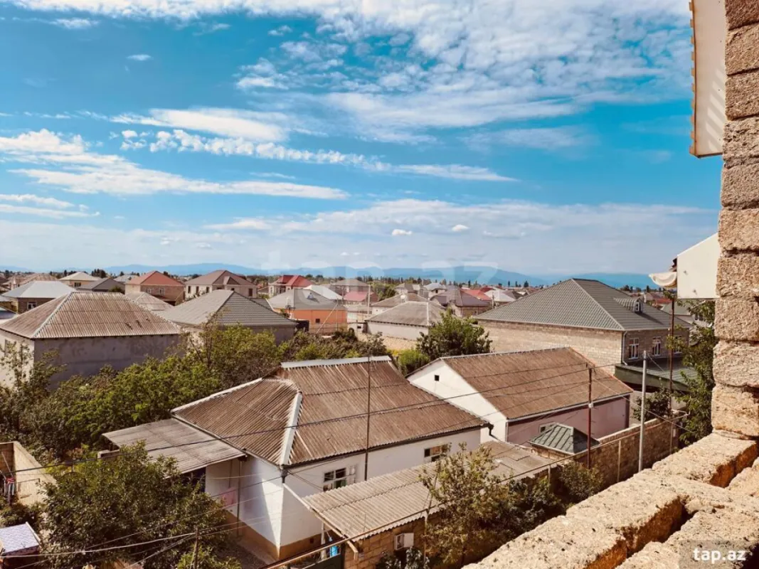 Satılır 8 otaqlı həyət evi