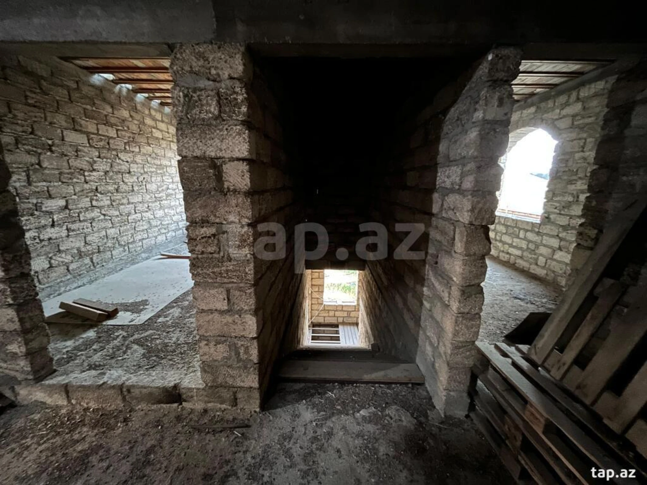 Satılır 8 otaqlı həyət evi