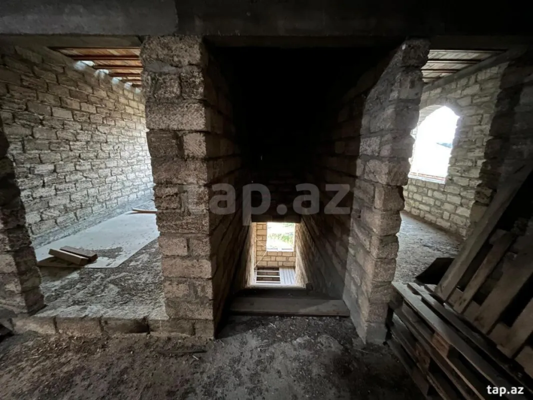 Satılır 8 otaqlı həyət evi