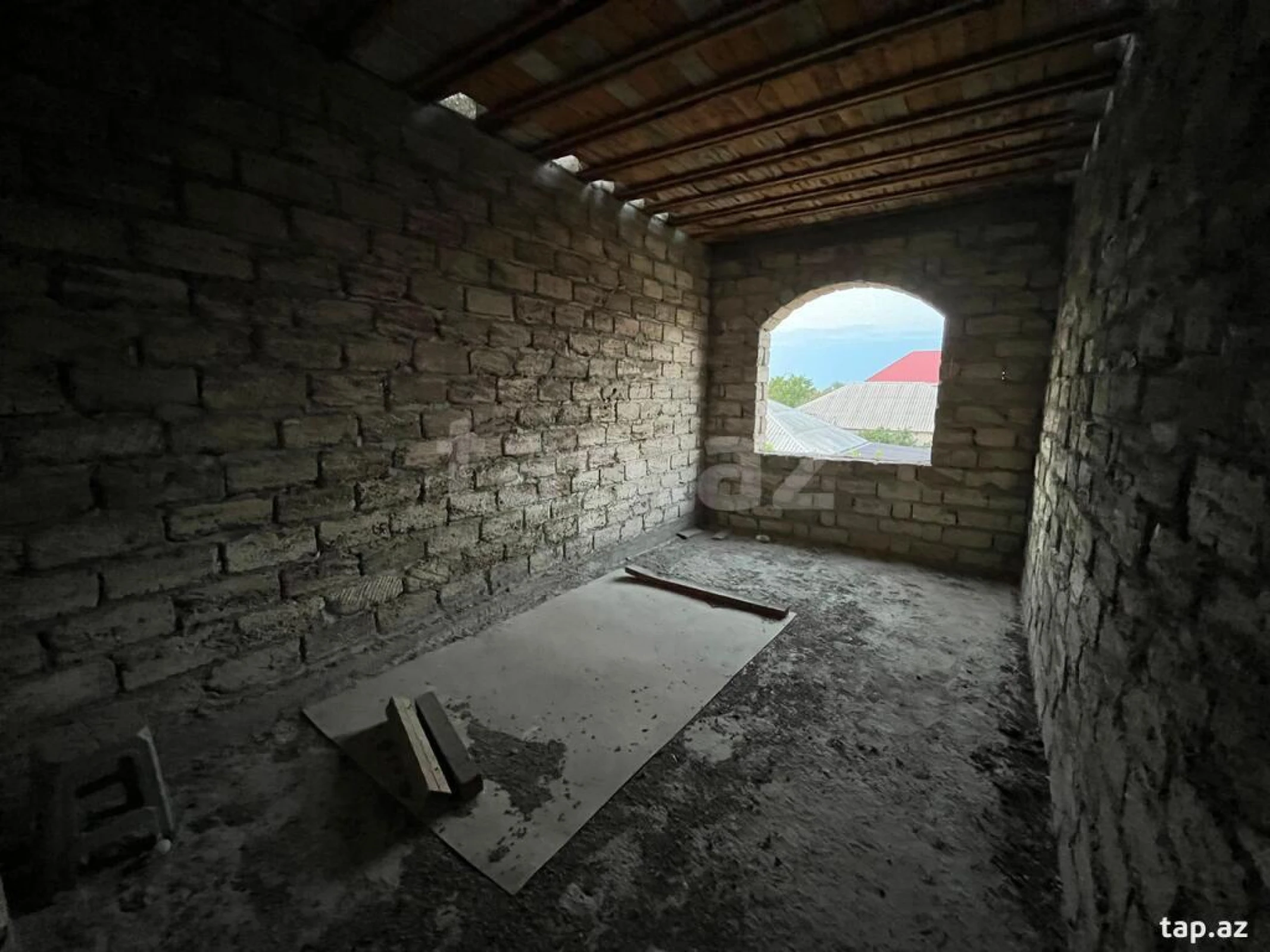 Satılır 8 otaqlı həyət evi