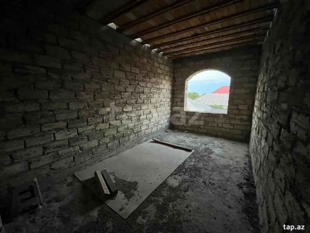 Satılır 8 otaqlı həyət evi