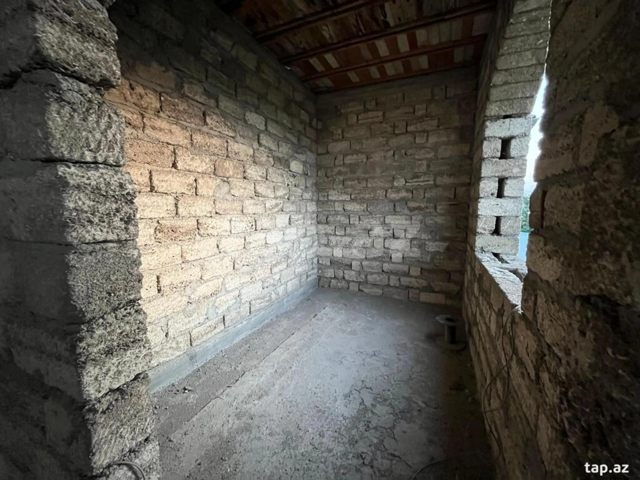 Satılır 8 otaqlı həyət evi