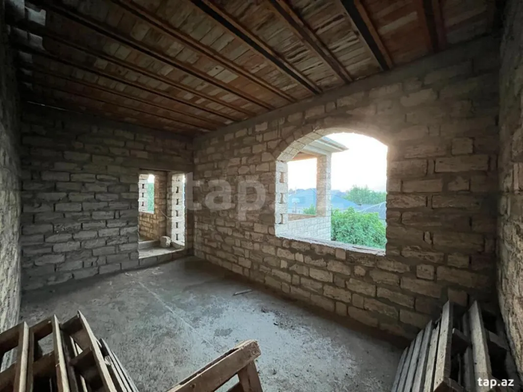 Satılır 8 otaqlı həyət evi