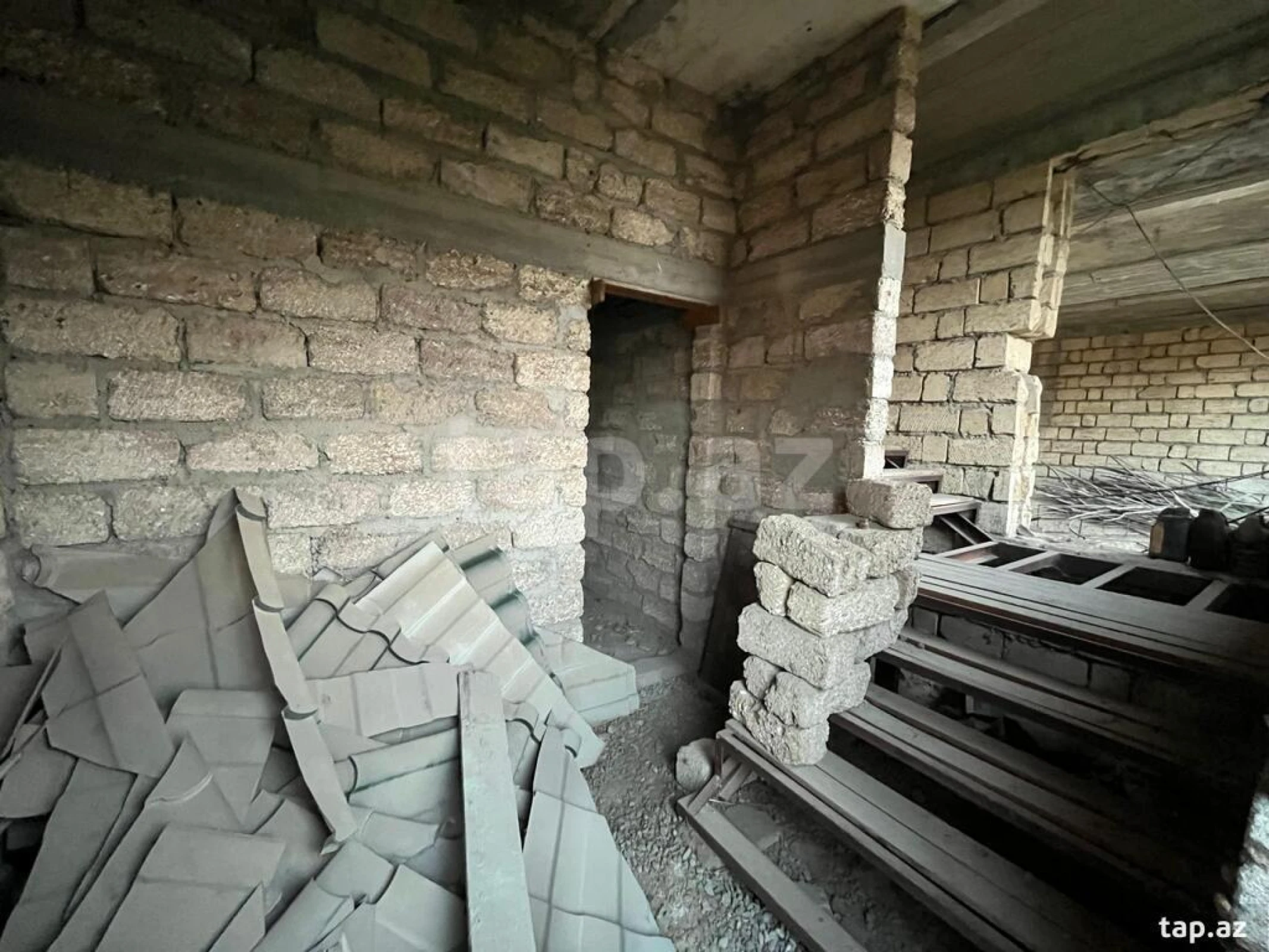 Satılır 8 otaqlı həyət evi