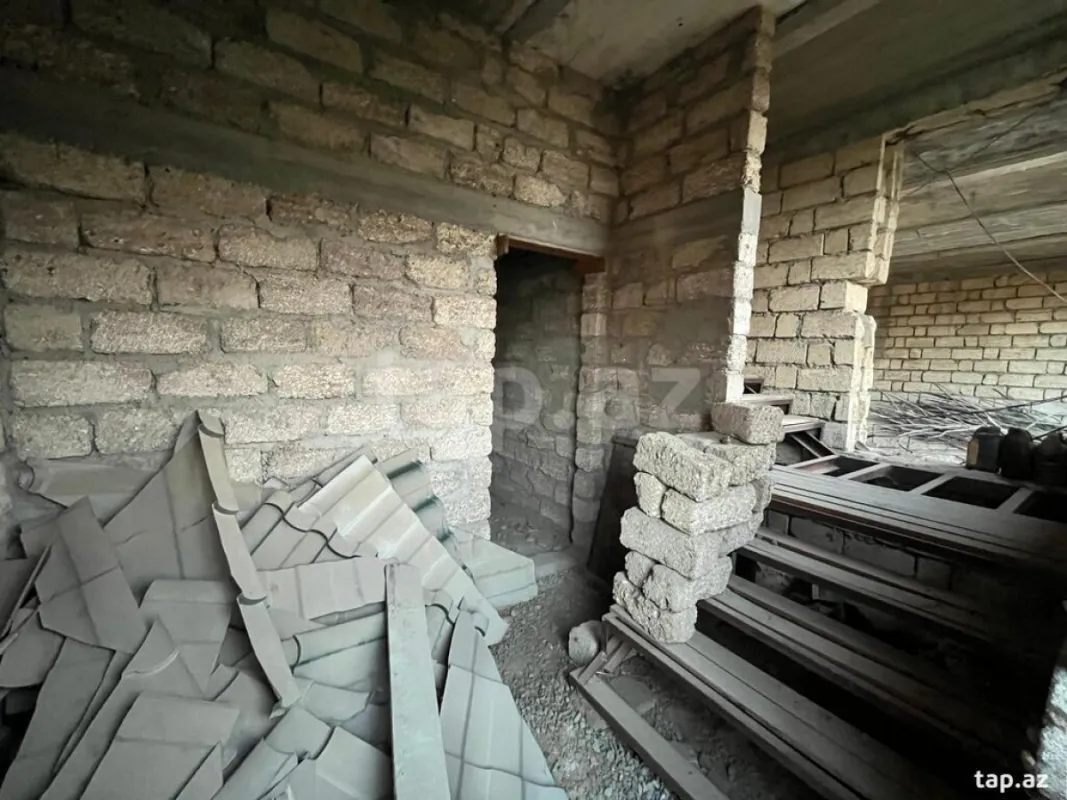 Satılır 8 otaqlı həyət evi