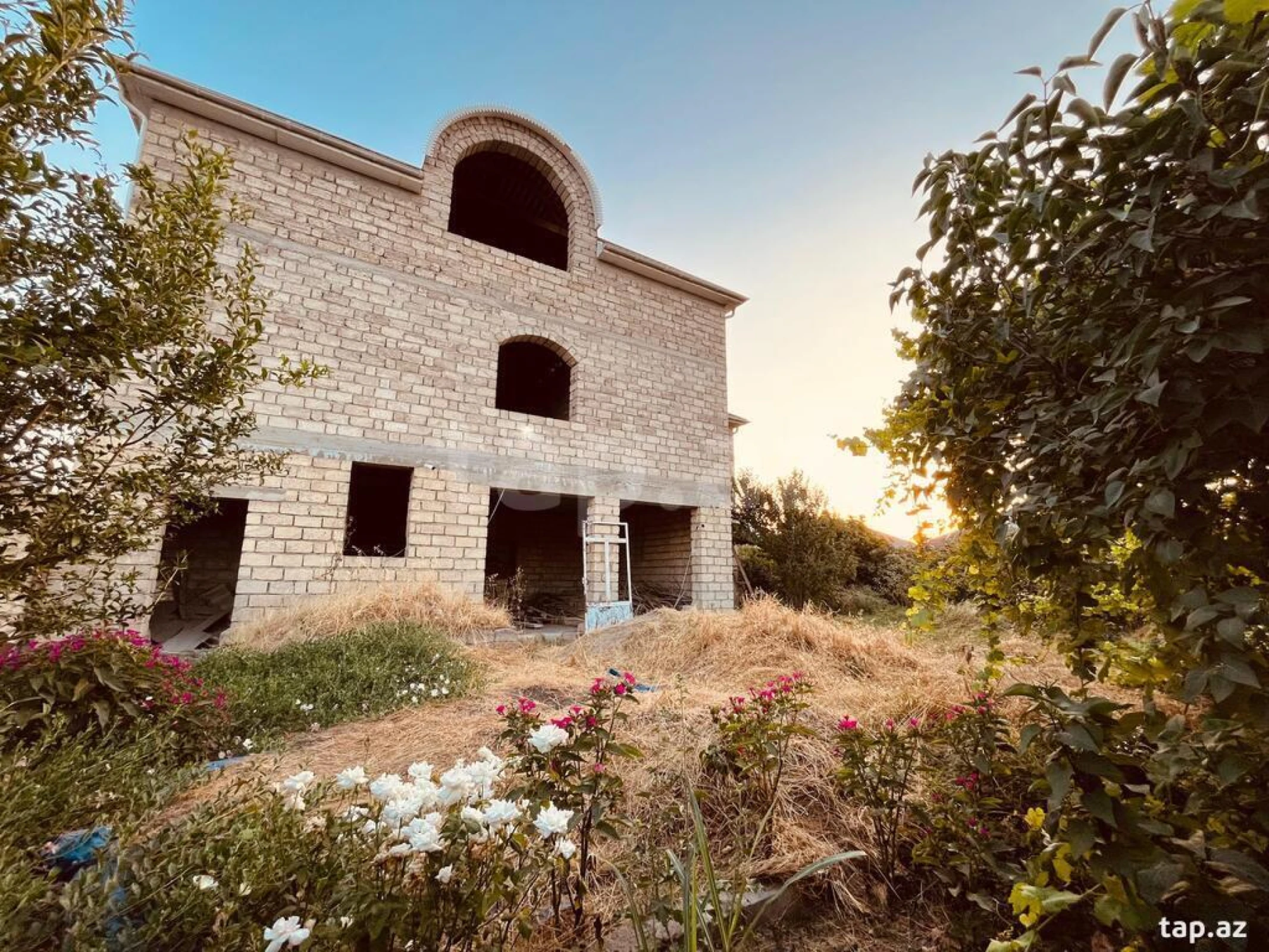 Satılır 8 otaqlı həyət evi