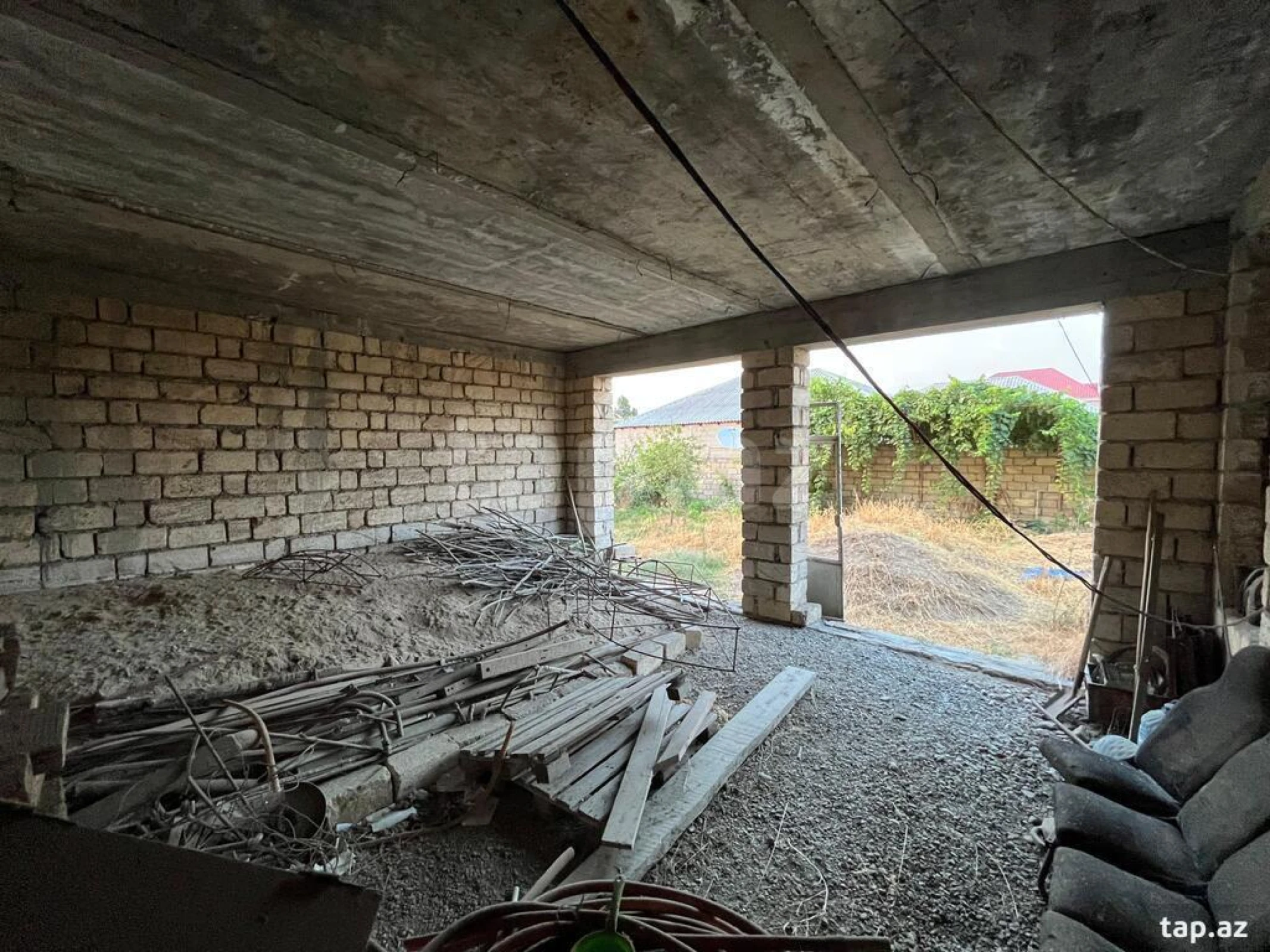 Satılır 8 otaqlı həyət evi